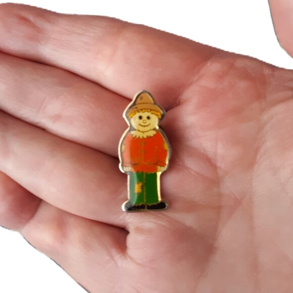Vintage 1980 Signed Scarecrow Enamel Lapel Brooch Pin Halloween Fall Anytime - Picture 1 of 4
